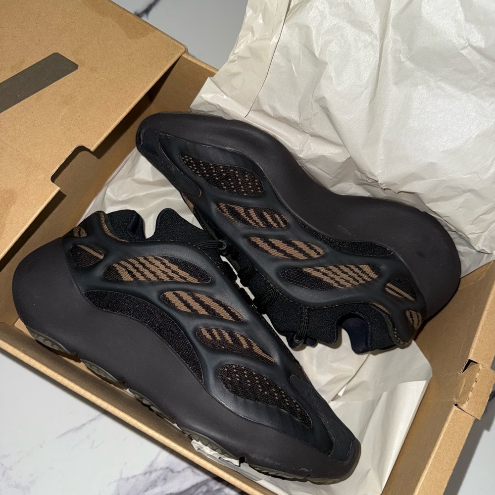 Adidas Yeezy 700 V3 Clay Brown Sneakers